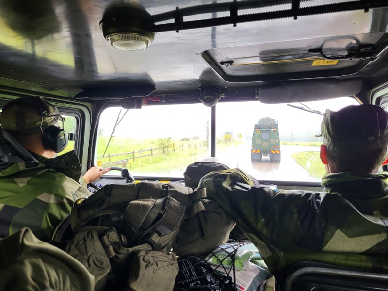 Förflyttning en regning dag