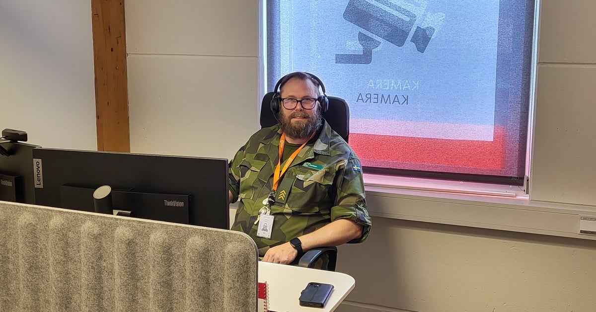 Fredrik Burdal iklädd hemvärns-uniform på sitt certegokontor